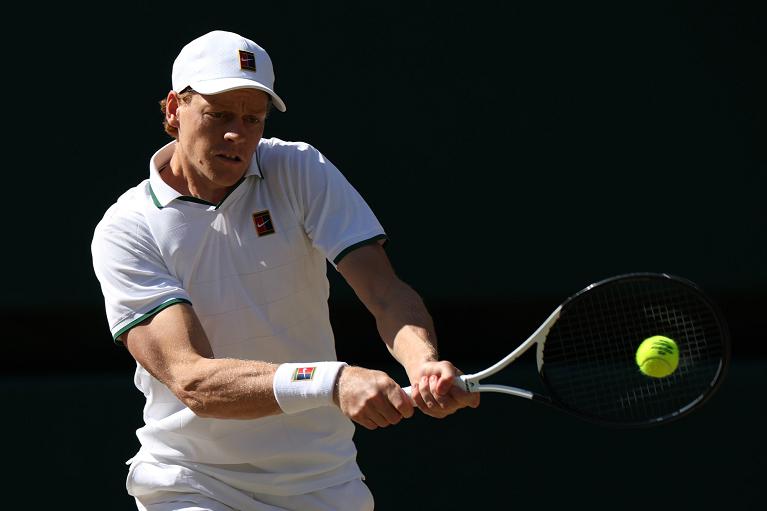 Jannik Sinner in azione di rovescio (Foto Getty Images)