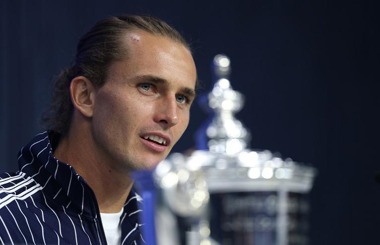 Alexander Zverev in conferenza stampa con il trofeo dello US Open 2026 (Getty Images)