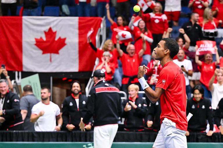 Felix Auger Aliassime esulta con i tifosi del Canada (foto Getty Images)