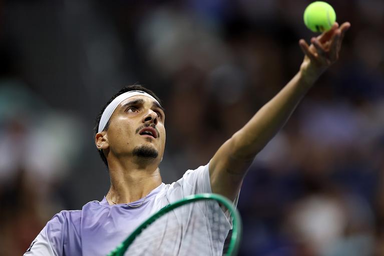Lorenzo Sonego al servizio (foto Getty Images)