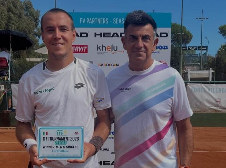 Il vincitore Daniel Michalski premiato del direttore del torneo Alessandro Porcu (foto Burruni)