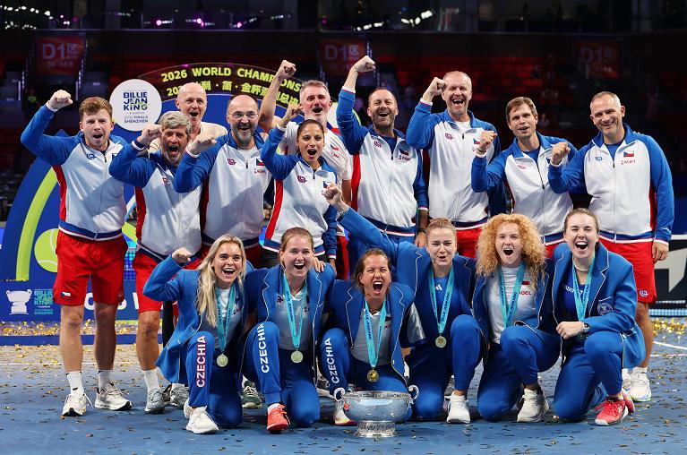 Tutto il team della Cechia festeggia il trionfo in Billie Jean King Cup 2026 (Getty Images)