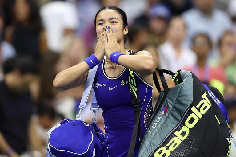 Alexandra Eala saluta il pubblico (foto Getty Images)