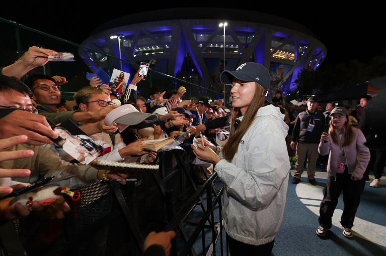 L'entusiasmo dei fan per Elena Rybakina a Pechino (foto Getty Images)