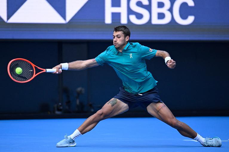 Una difesa di Cobolli in allungo (Getty Images)