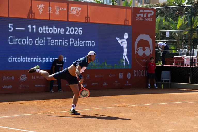 Federico Arnaboldi al servizio (foto Ufficio stampa Campionati Internazionali di Sicilia)