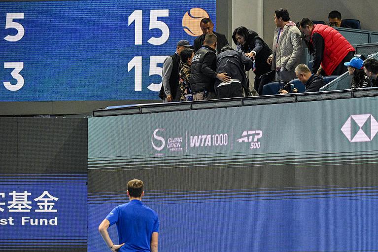 Daniil Medvedev osserva lo spettatore che ha colpito non intenzionalmente a Pechino (Getty Images)