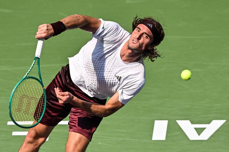 Stefanos Tsitsipas in azione a Shanghai (Getty)