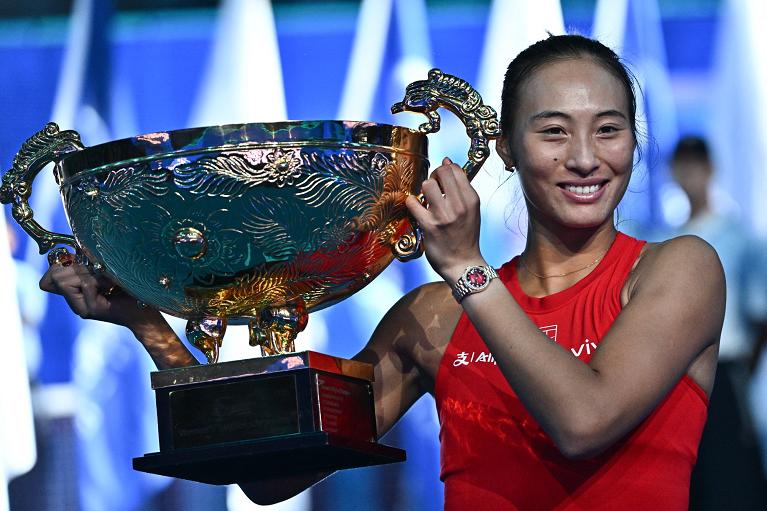 Zheng Qinwen con il trofeo del China Open 2026 (Getty Images)
