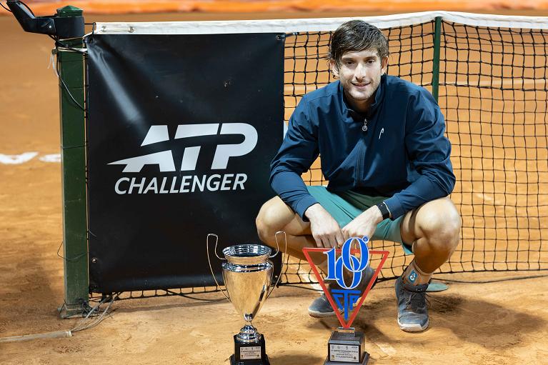 Francesco Passaro con il trofeo del Palermo Challenger 2026 (foto Ragusa)