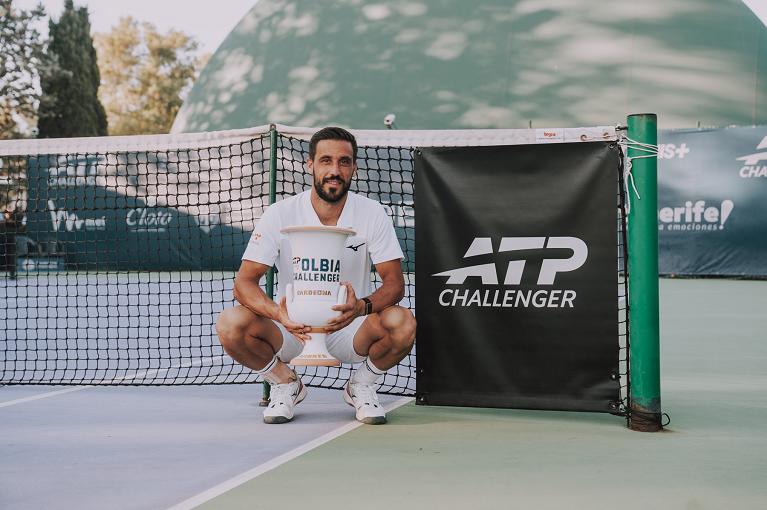 Damir Dzumhur con il trofeo del Challenger di Olbia 2026 (foto Serafini)