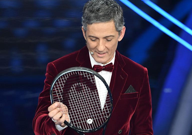 Rosario Fiorello con la racchetta da tennis a Sanremo