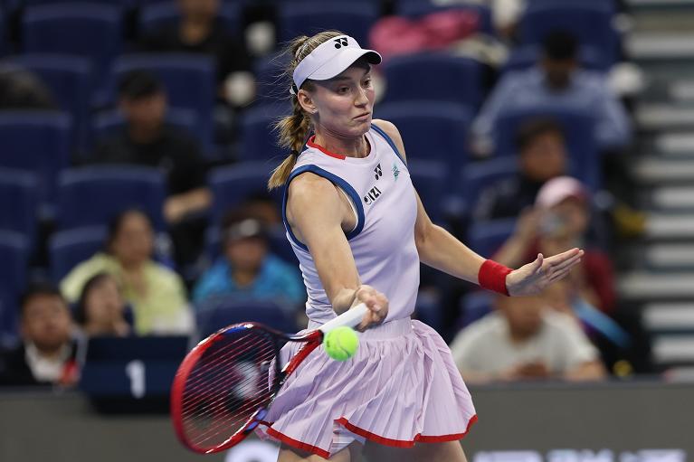 Elena Rybakina colpisce di diritto (foto Getty Images)