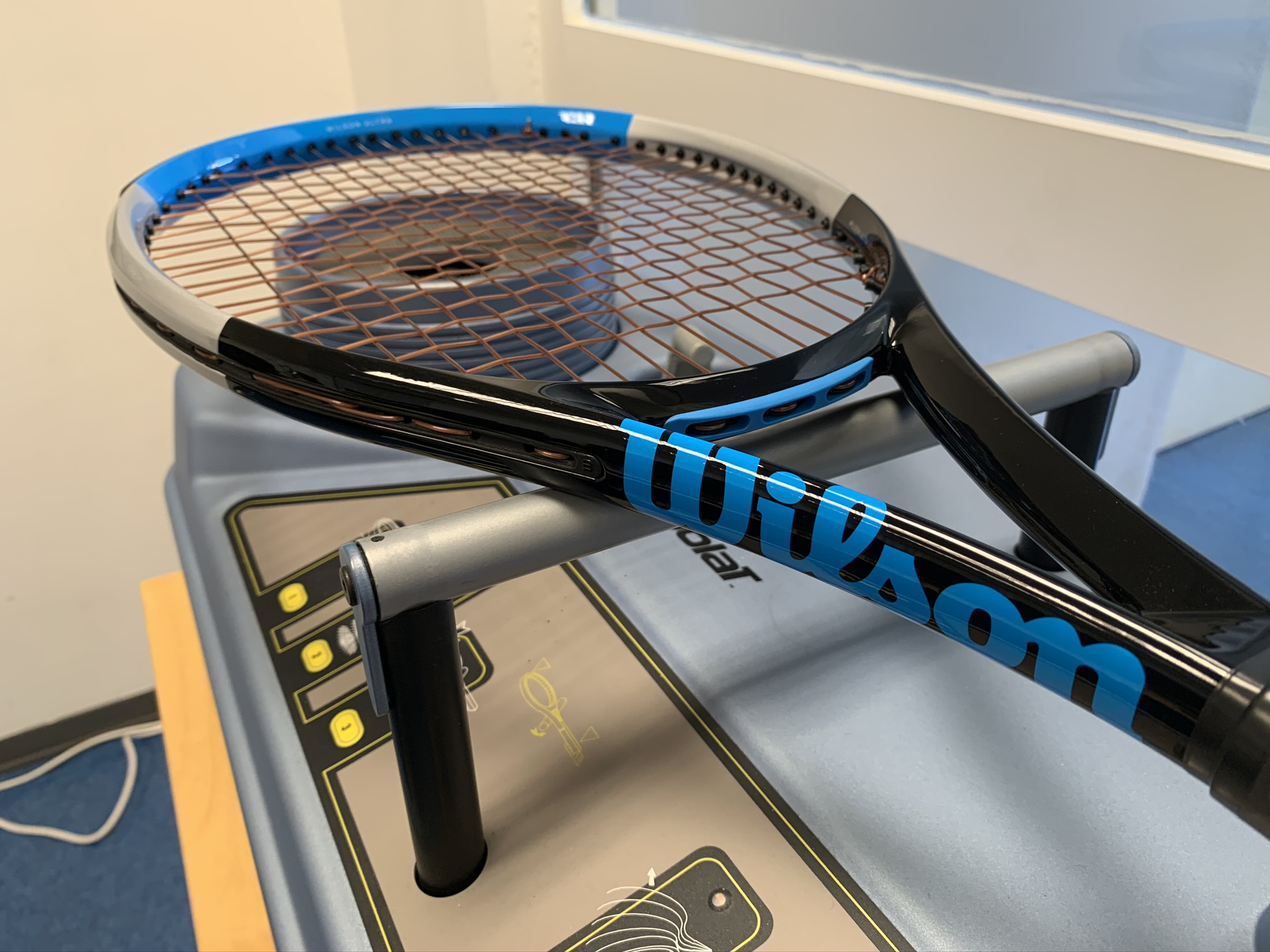 Il modello centrale della collezione è Ultra 100 che ha i parametri classici della categoria: piatto corde da 100 pollici quadrati, peso a nudo di 300 grammi