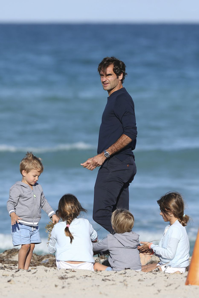 Roger Federer in spiaggia con i suoi 4 figli