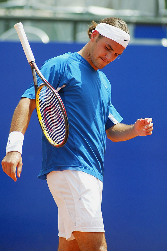 Roger Federer lancia la racchetta