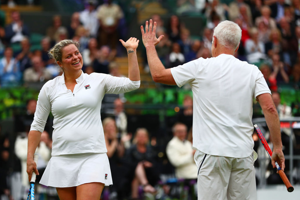 Kim Clijsters con John McEnroe in un match di doppio delle leggende a Wimbledon.
