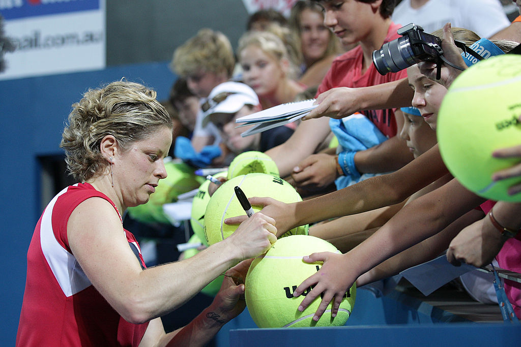 Kim Clijsters a Brisbane nel 2012, firma autografi ai suoi fans