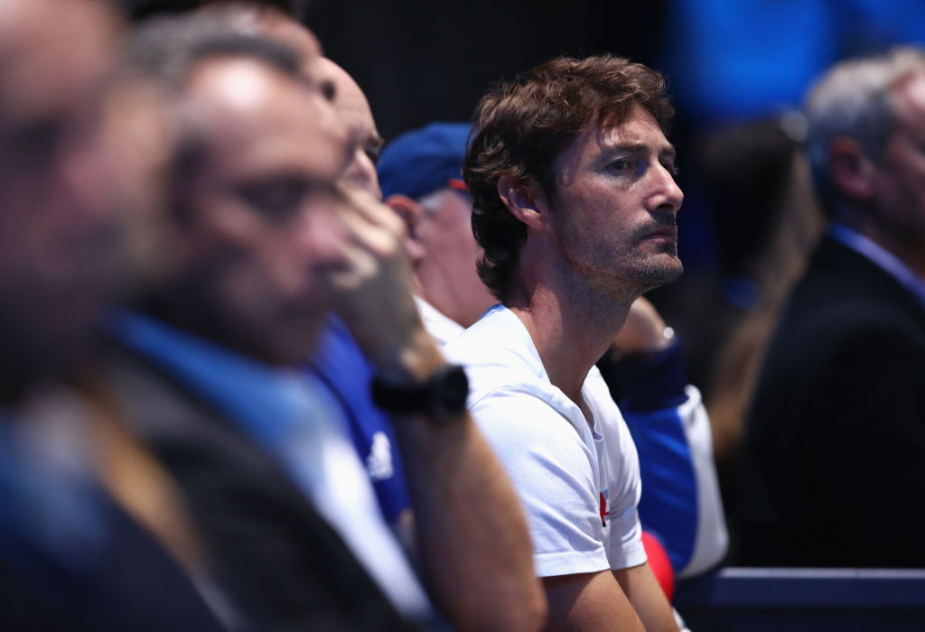 Lo sguardo severo di Juan Carlos Ferrero in panchina
