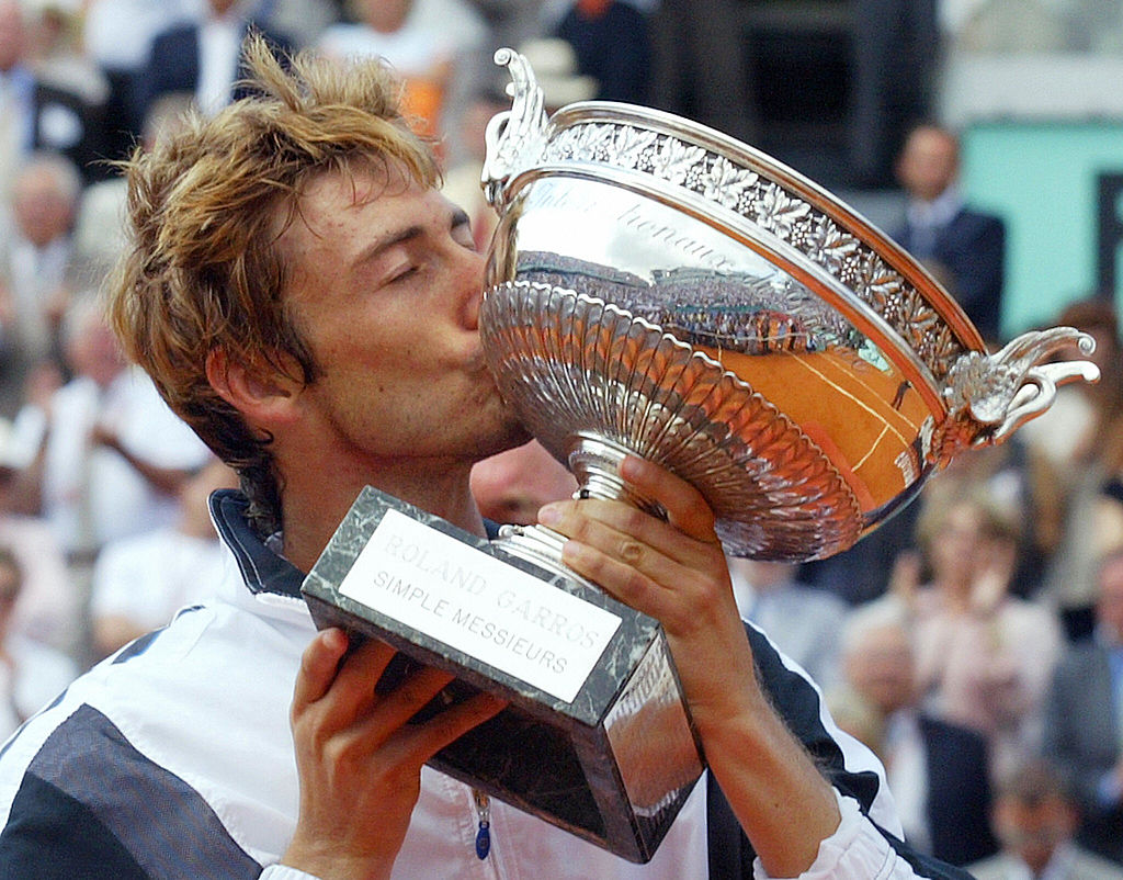 Juan Carlos Ferrero bacia la coppa del Roland Garros