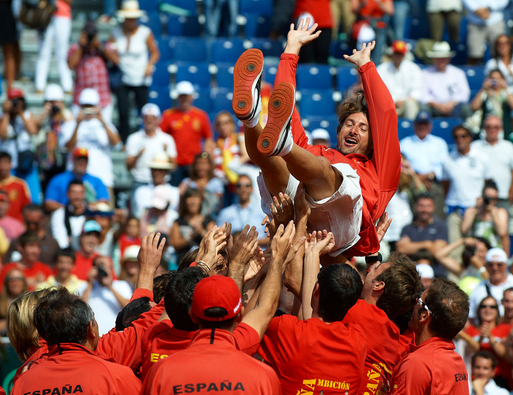 Juan Carlos Ferrero celebrato dai compagni di nazionale dopo una vittoria