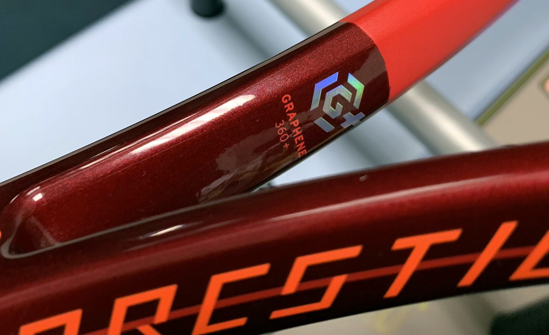 Ha però allungato gli steli, ampliando il cuore, e inserito oltre al graphene, anche le cosiddette Spiralfibers