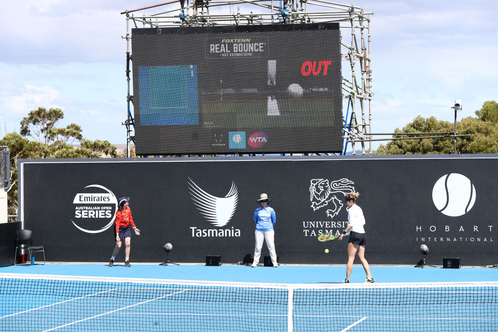 A differenza di quanto accade sul veloce, sulla terra rossa le possibilità di richiesta di verifica del segno saranno illimitate