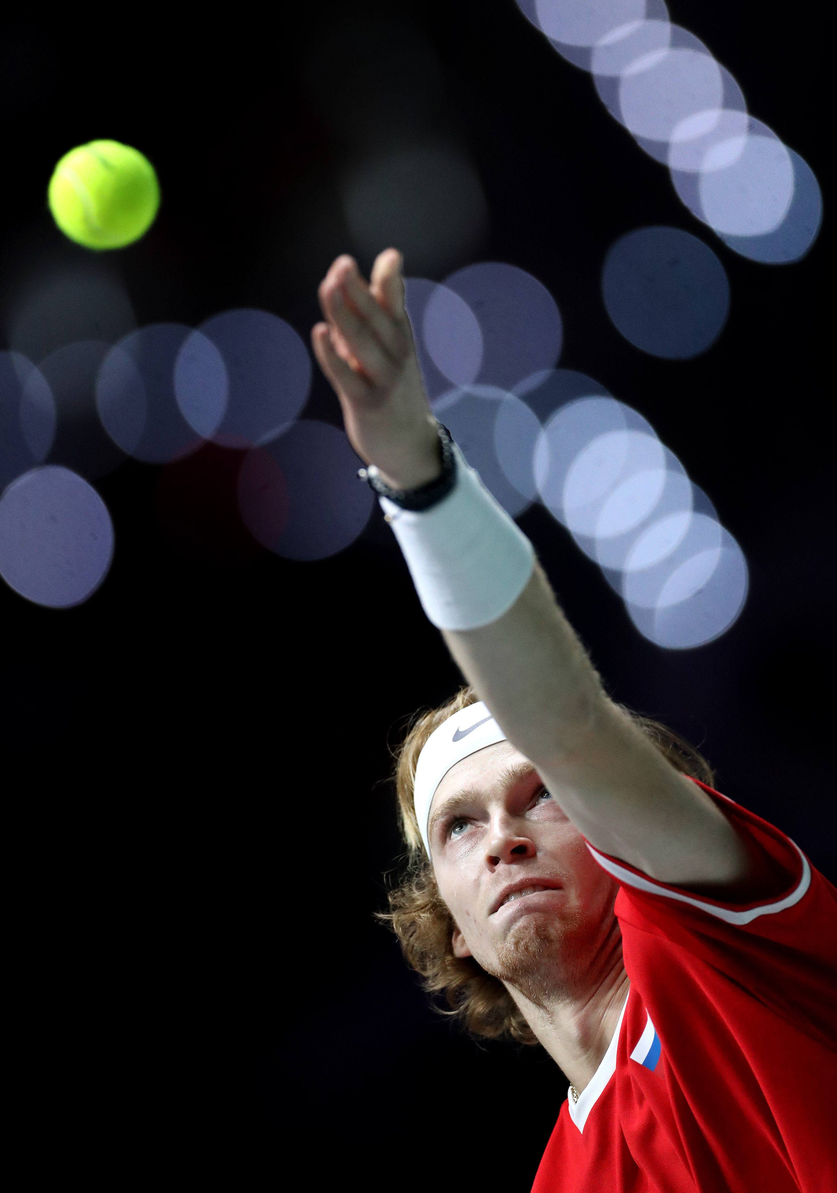 Da destra serve sulla “T” il 46% delle volte vincendo il 77,7% dei punti, mentre prova la soluzione esterna in slice una volta su due (49,3%) conquistando il 68% dei “15”