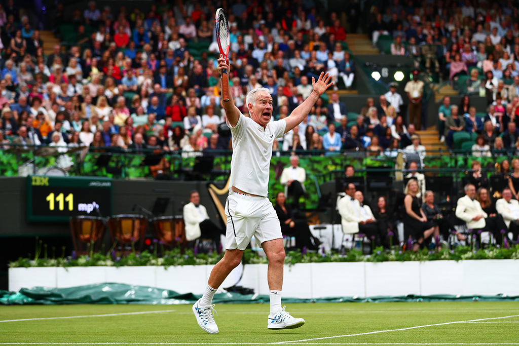 Anche John McEnroe sembra contento della novità: da telecronista (per la BBC) sa bene quanto le interruzioni per pioggia possano diventare noiose…