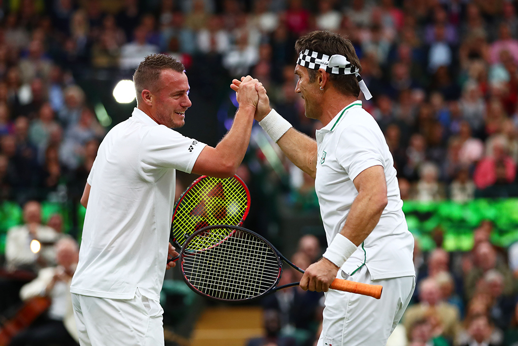 Gli ultimi due australiani a vincere Wimbledon? Pat Cash (1987) e Lleyton Hewitt (2001). Durante l’inaugurazione del 19 maggio hanno giocato un doppio insieme.