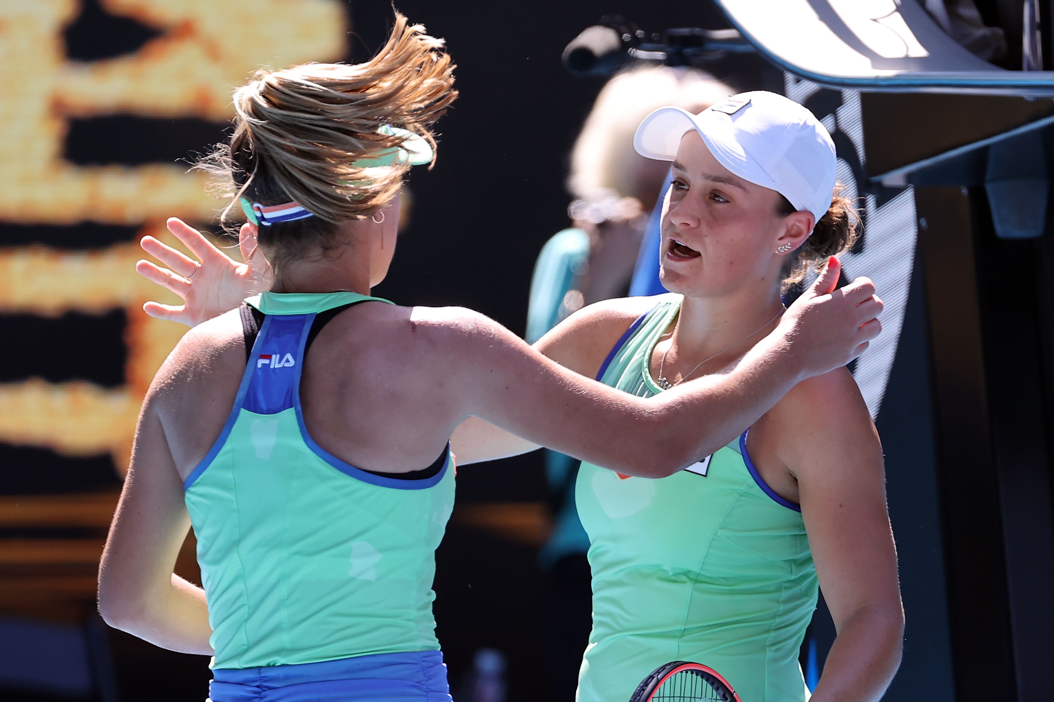 Semplici, in chiave totalmente sportiva ma di fresco abbinamento cromatico, sono le divise di Ashleigh Barty e Sofia Kenin, che Fila ha visto opposte in una semifinale tutta 'di scuderia'