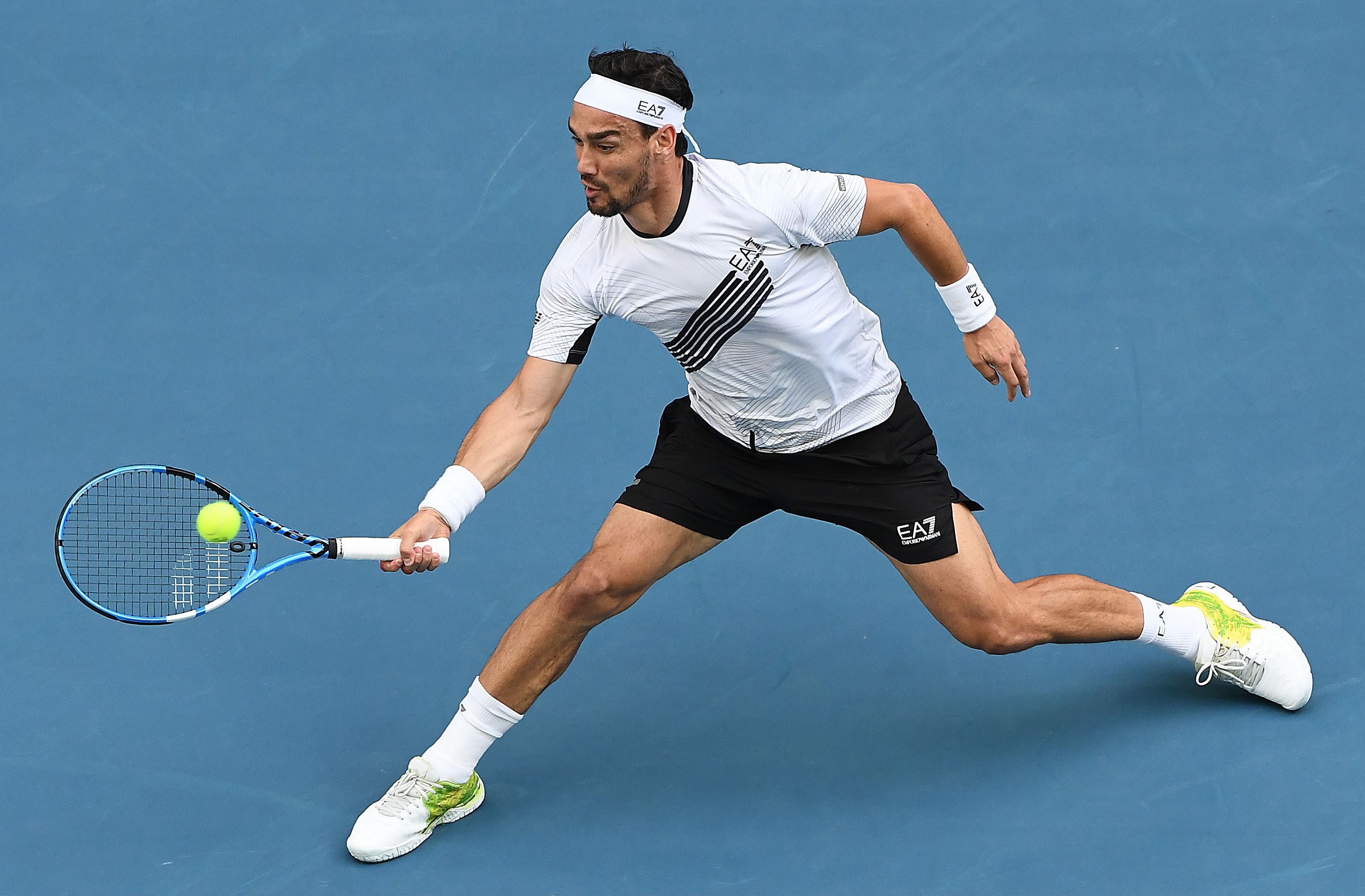 Il classico contrasto tra bianco e scuro, firmato EA, su Fabio Fognini