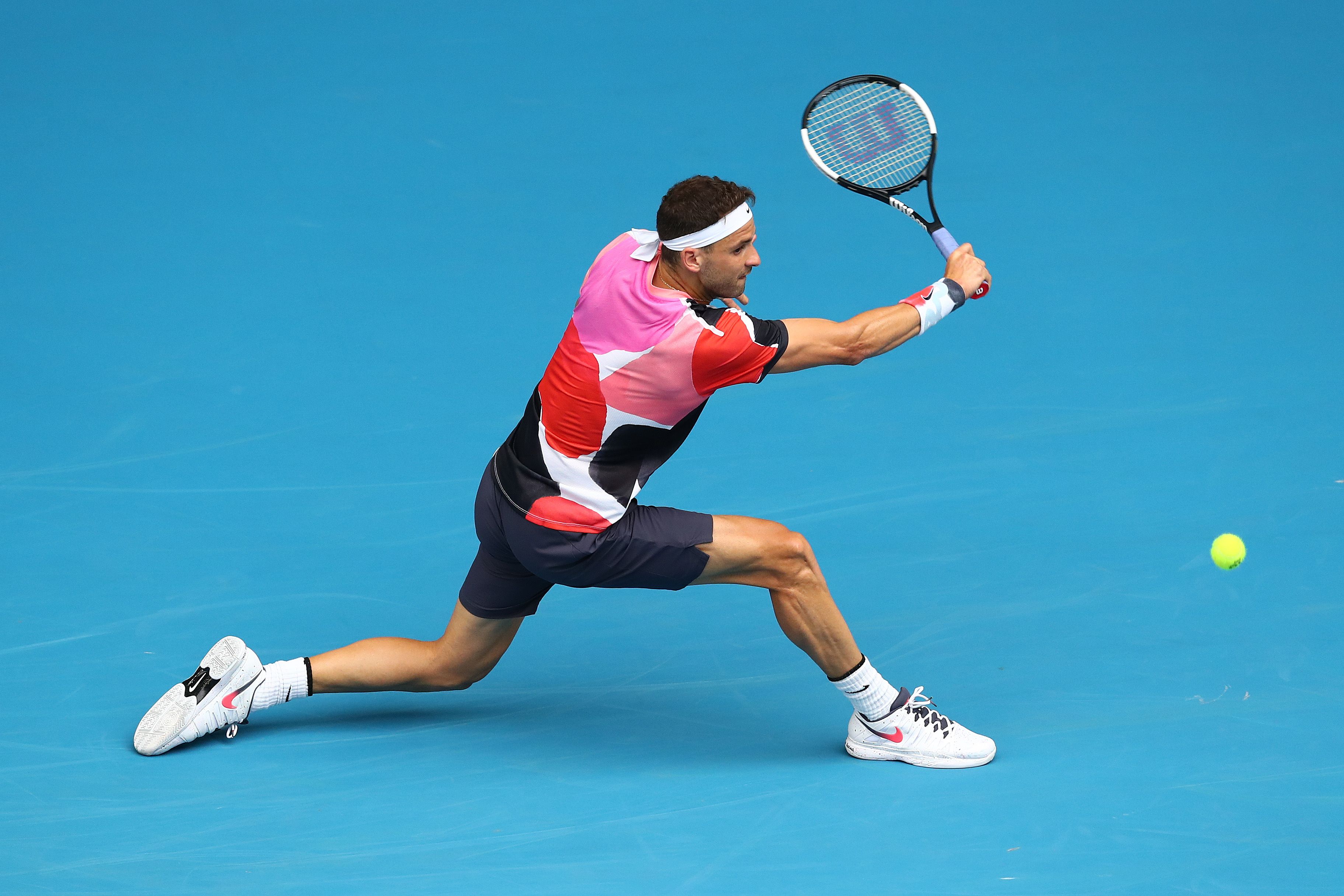 La fantasia 'maculata', con pantalone scuro, del bulgaro Grigor Dimitrov