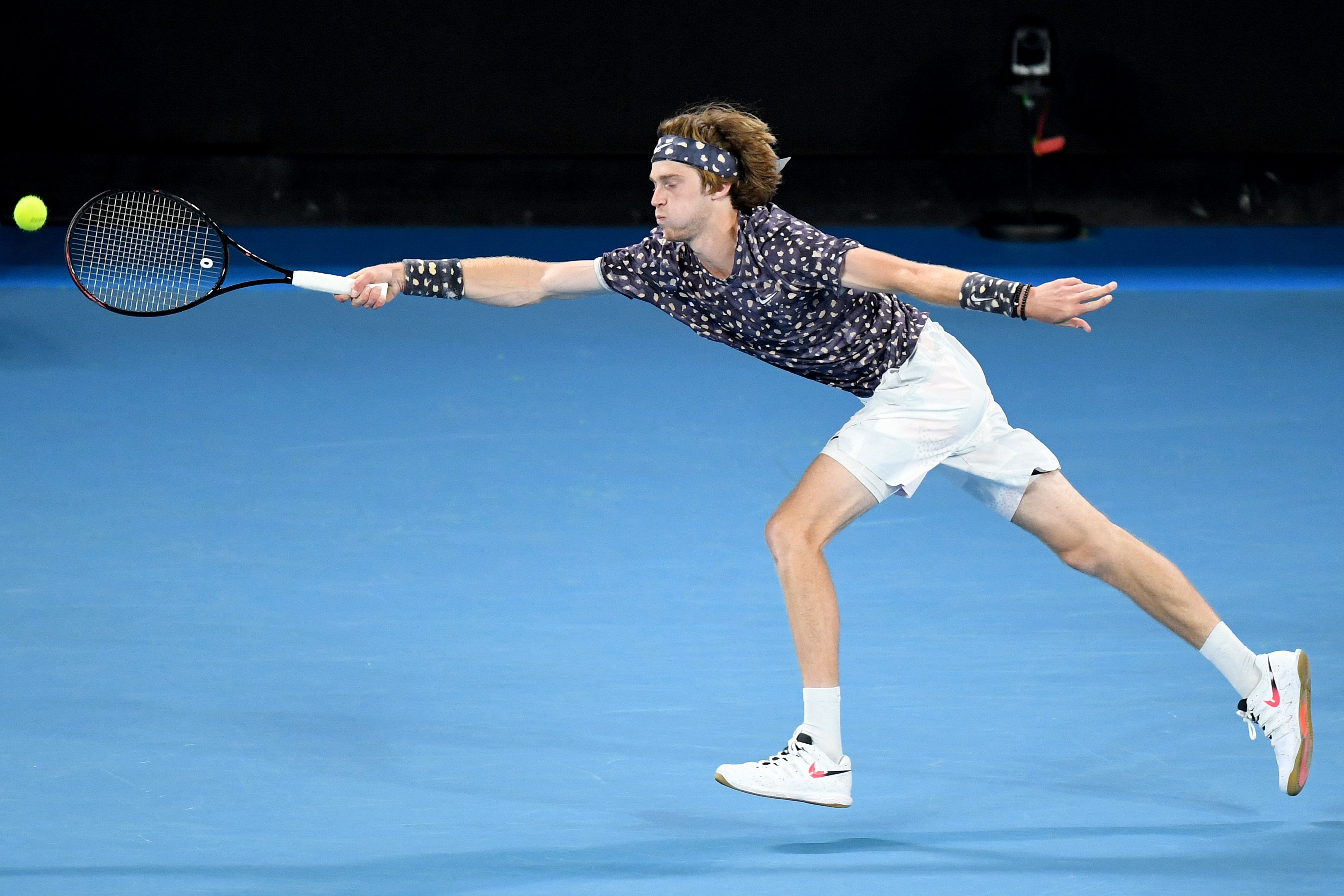Un altro abbinamento, con pantaloncino bianco, per la 'fantasia' Nike portata in Australia, qui sul russo Andrey Rublev