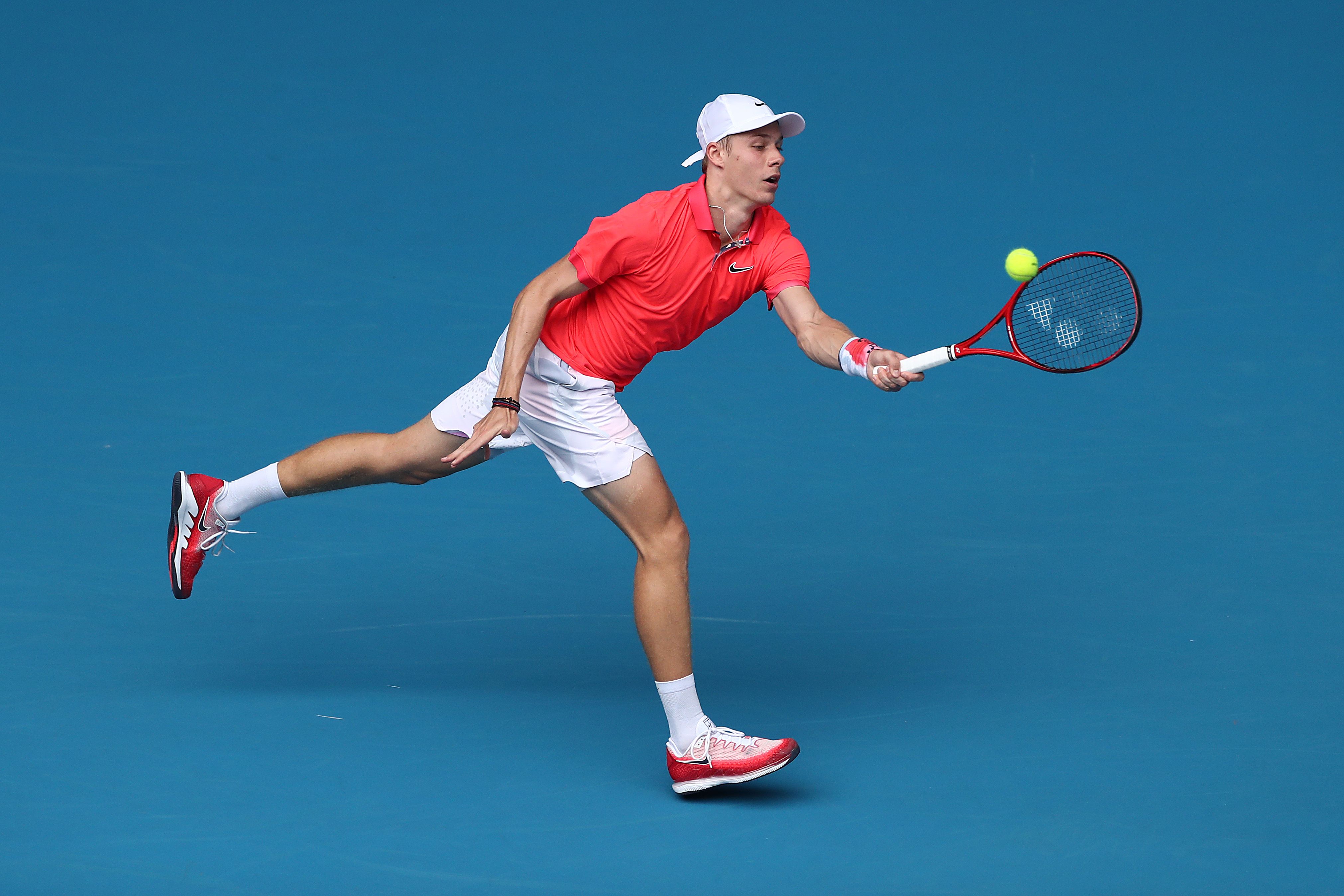 Denis Shapovalov in t-short full red griffata Nike