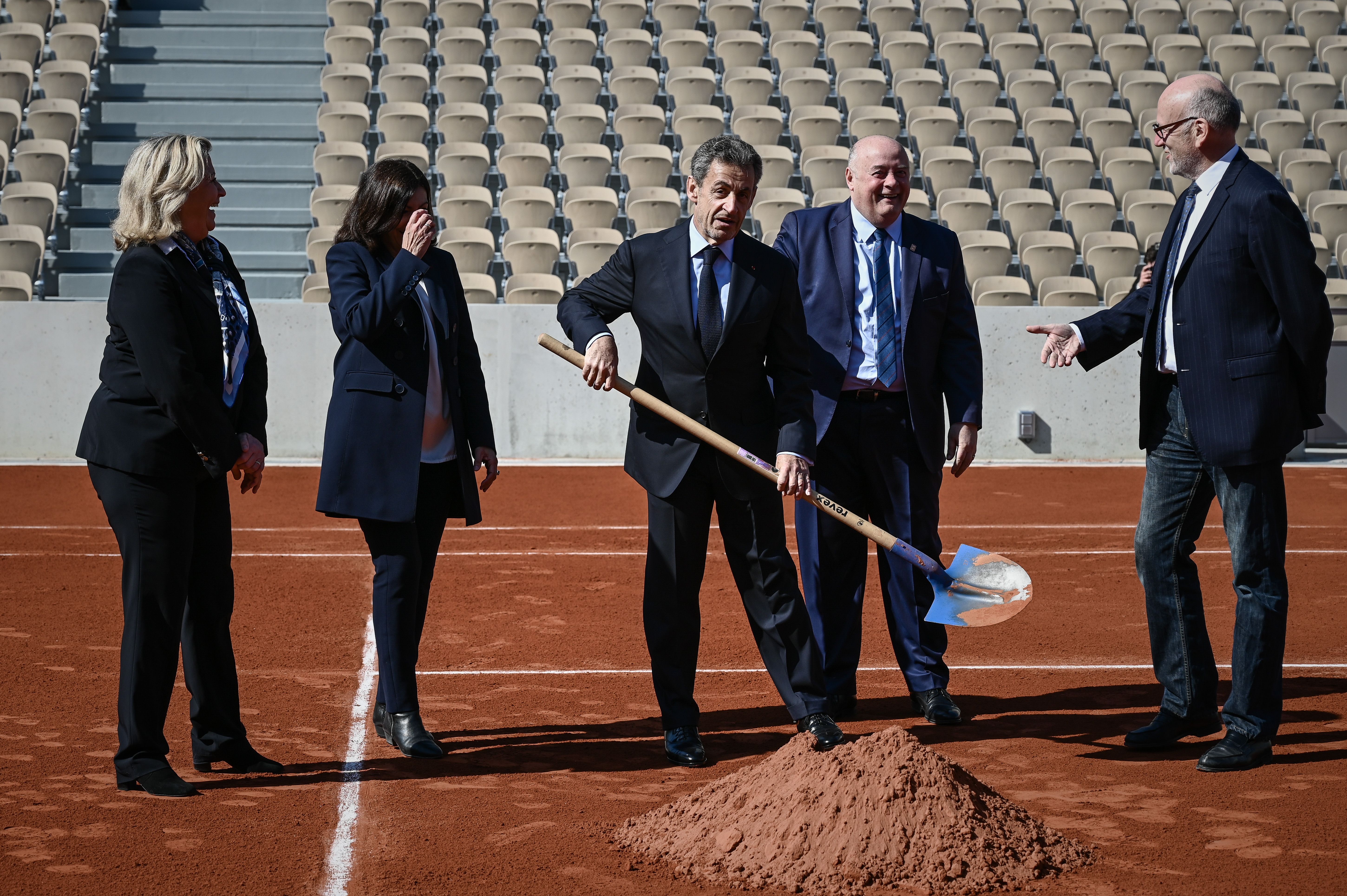 Sarkozy posa per i lavori del nuovo campo Simonne Mathieu