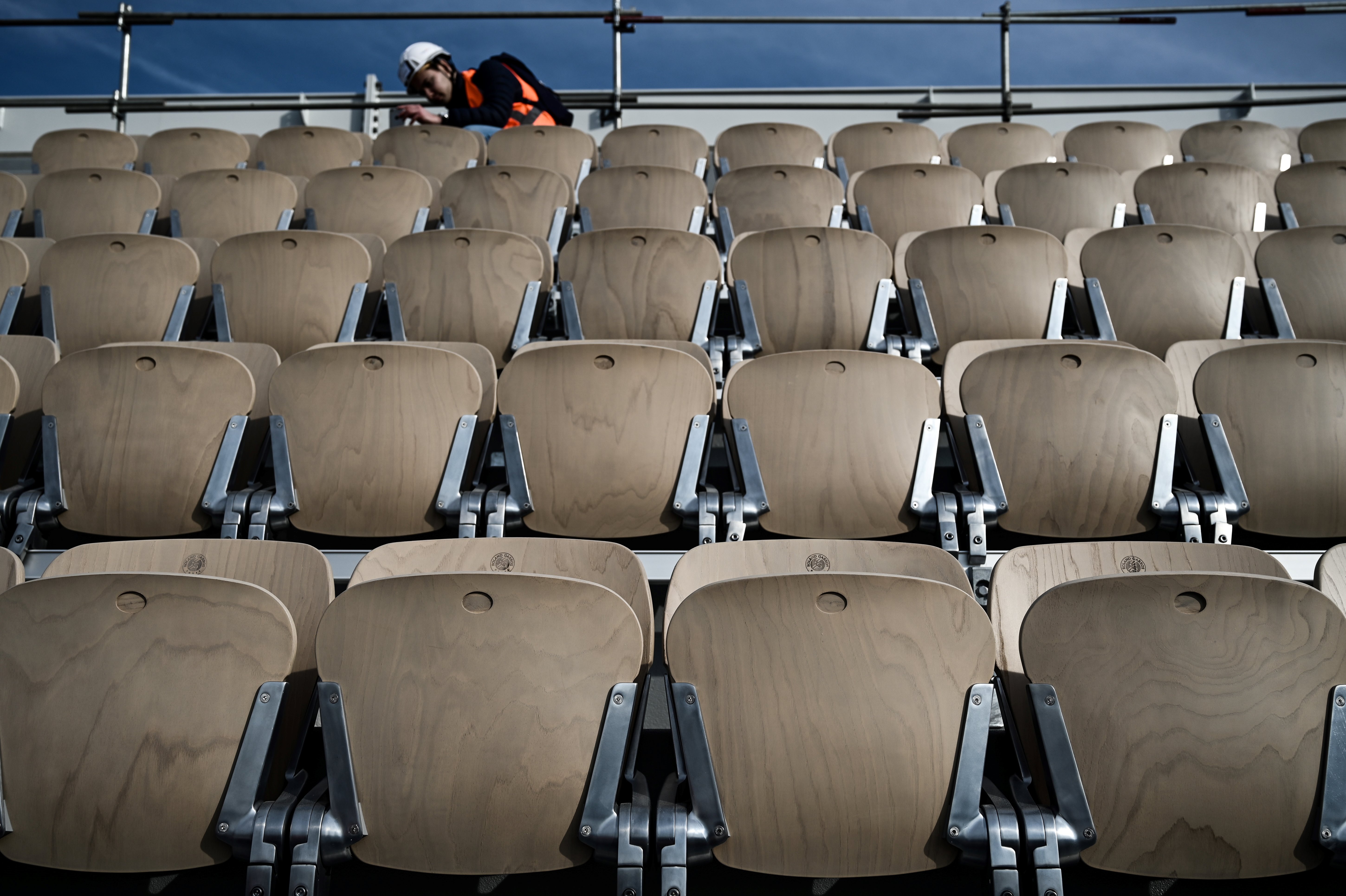 Gli eleganti seggiolini in legno del Philippe Chatrier