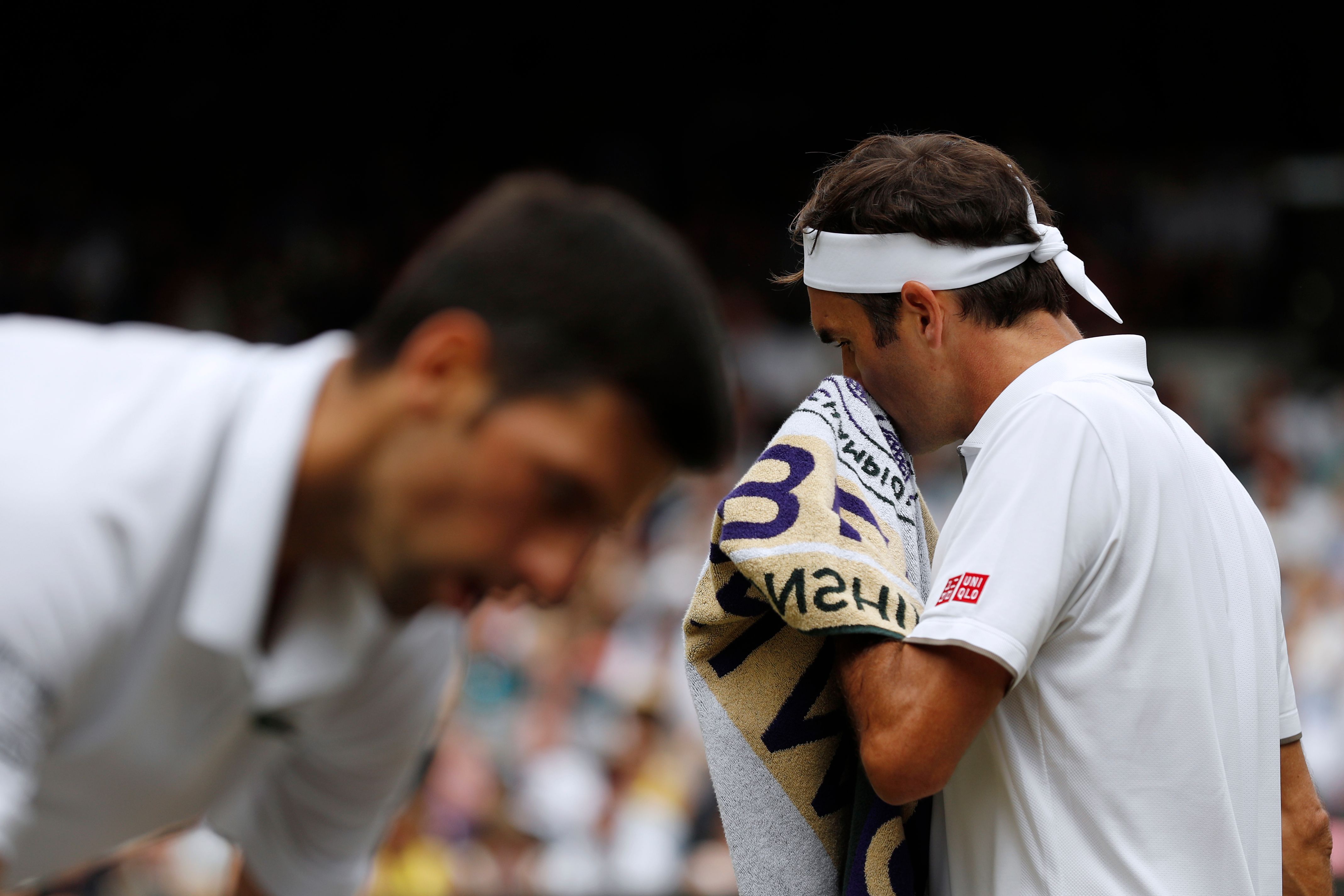 Djokovic e Federer al cambio di campo durante la finale