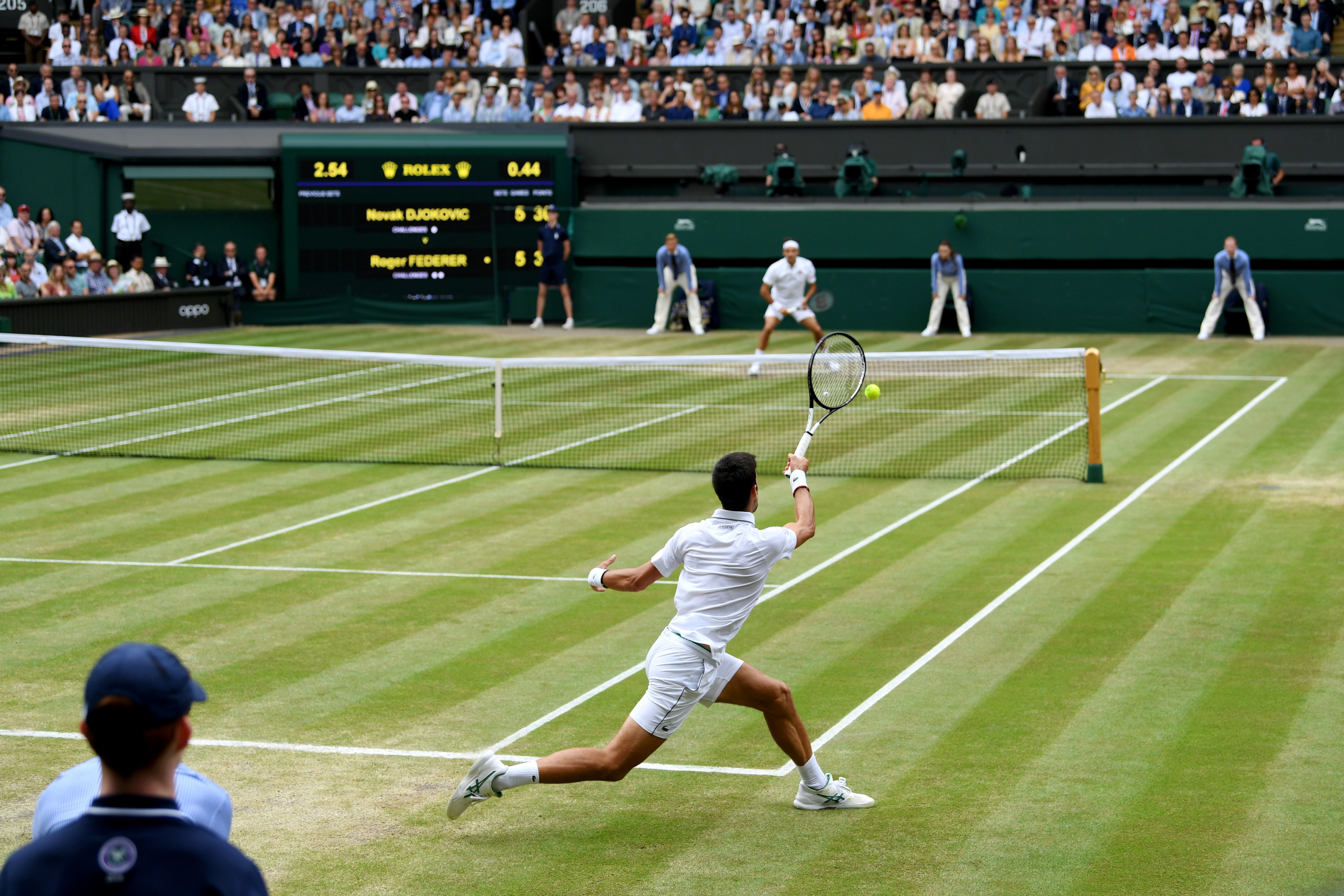 Il Campo centrale di Wimbledon durante un'azione di gioco tra Federer e Djokovic