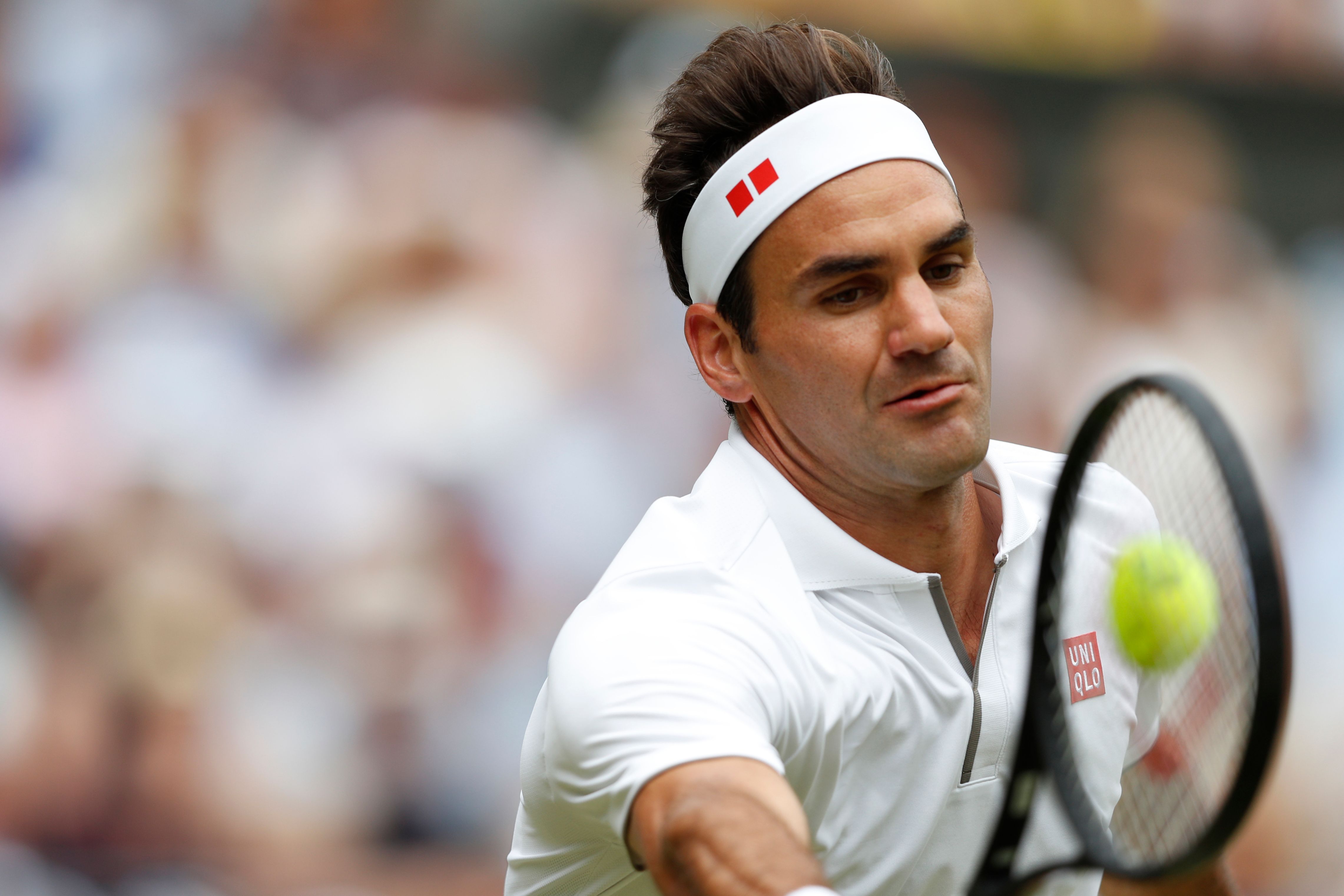 Federer colpisce al volo di rovescio