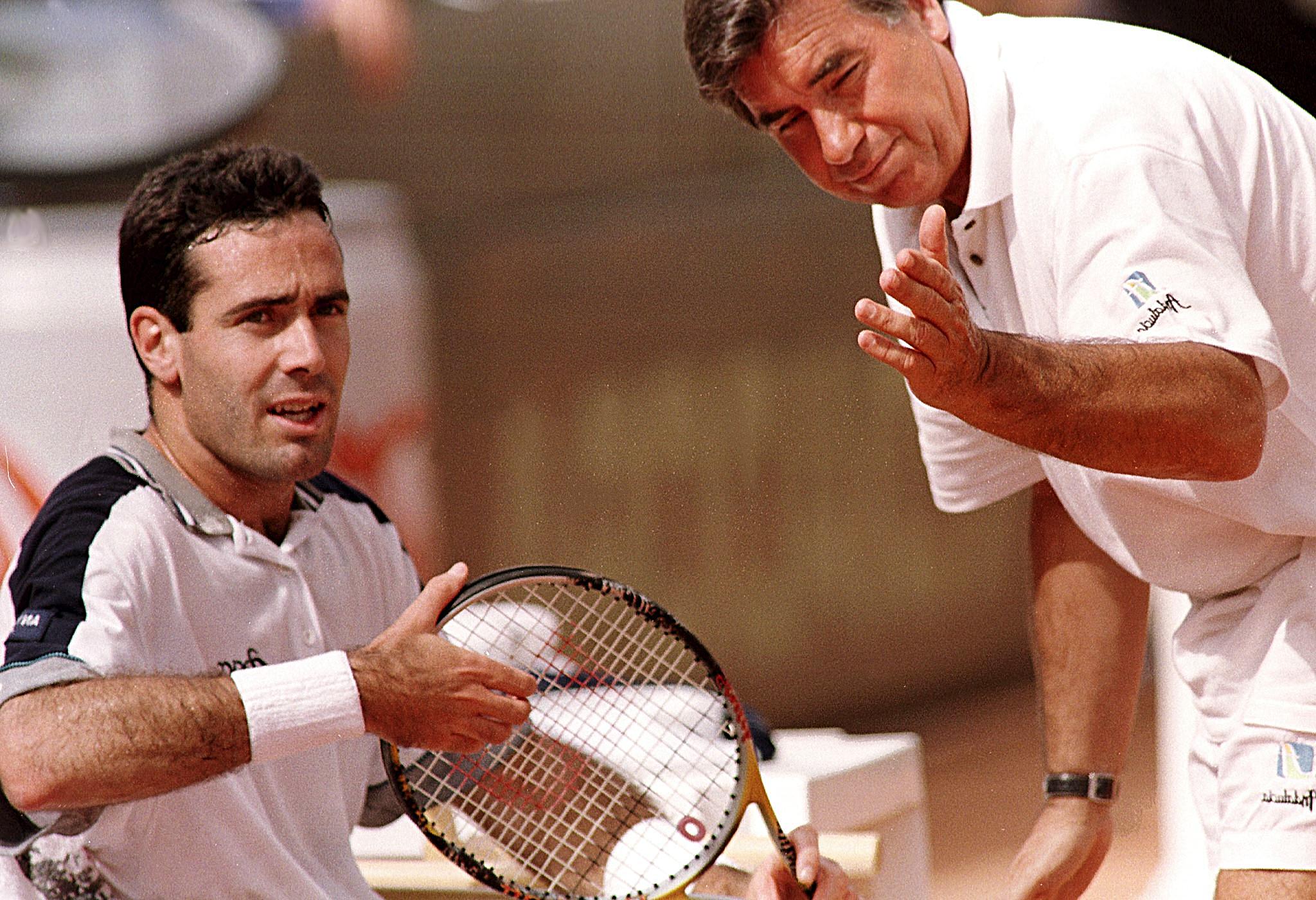 Alex Corretja, grande specialista iberico della terra battuta, qui con la leggenda spagnola Manolo Santana