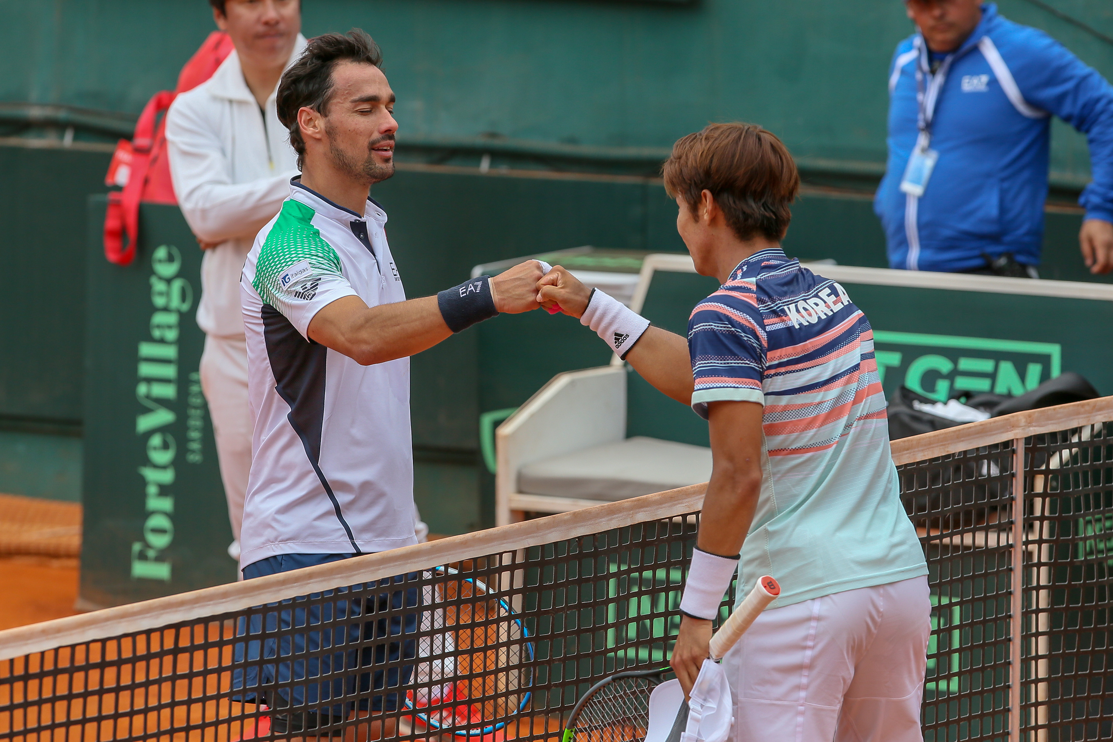 Il saluto precauzionale con il pugno tra Fognini e Lee