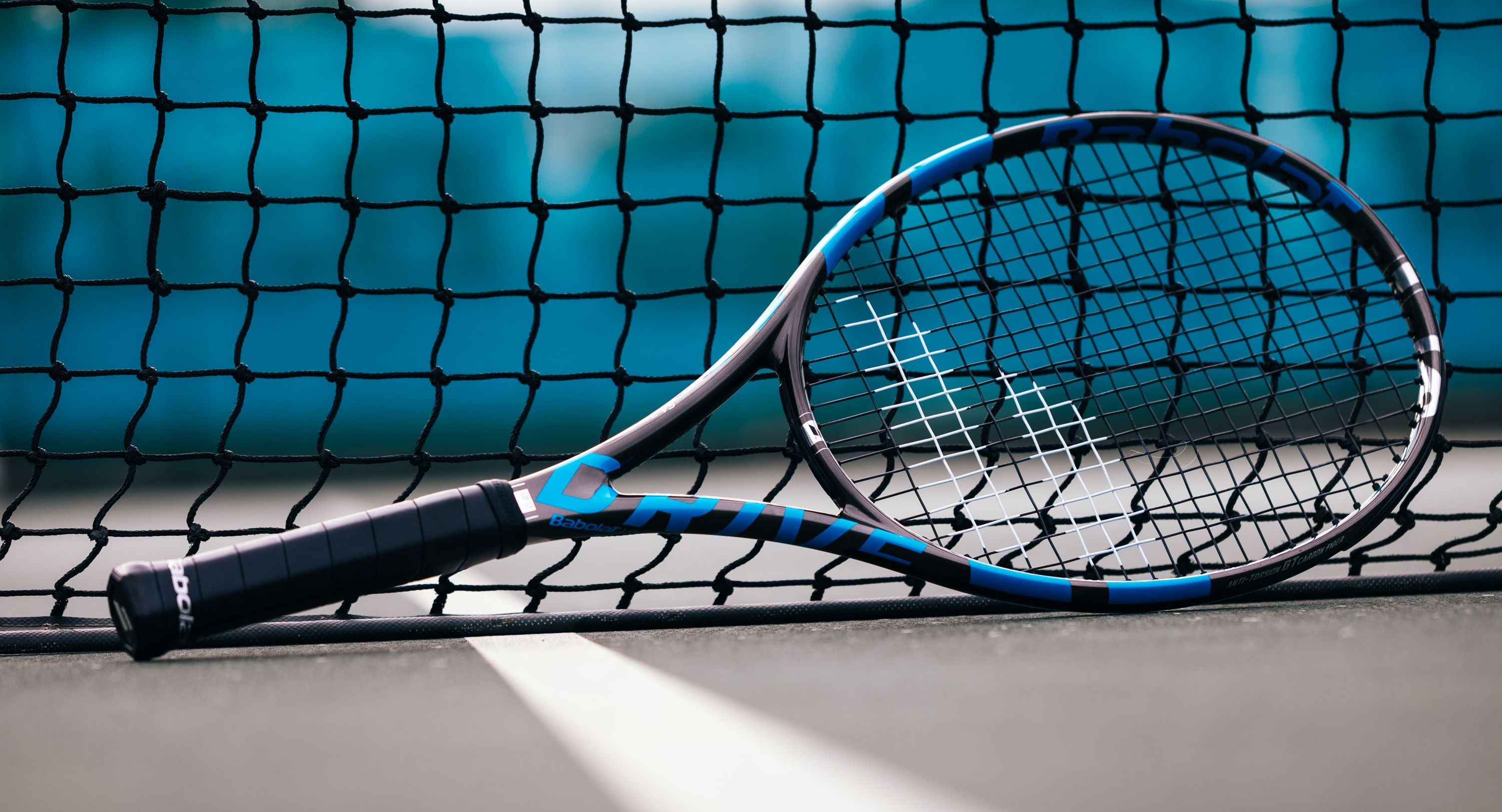 Pure Drive VS pesa 300 grammi (a nudo), ha piatto da 98, uno schema corde 16 x19 e profilo variabile da 21 a 23 mm