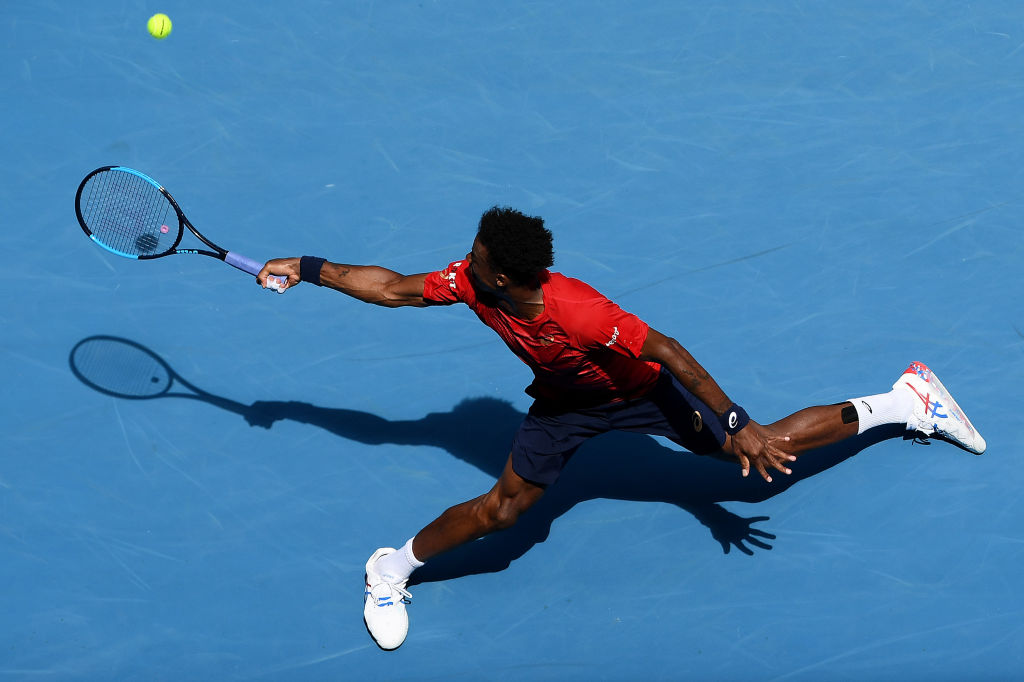 La sua difficoltà nel giocare vicino al campo emerge soprattutto sulla seconda di servizio degli avversari: spesso non prende l’iniziativa e si limita a cercare una risposta carica di top-spin.