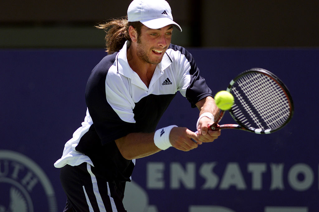 Nicolas Massu in azione nel 2001 in Australia