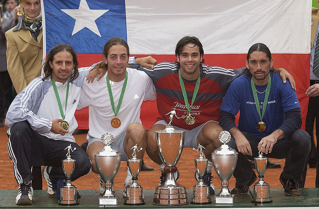 Nicolas Massu con il team del Cile
