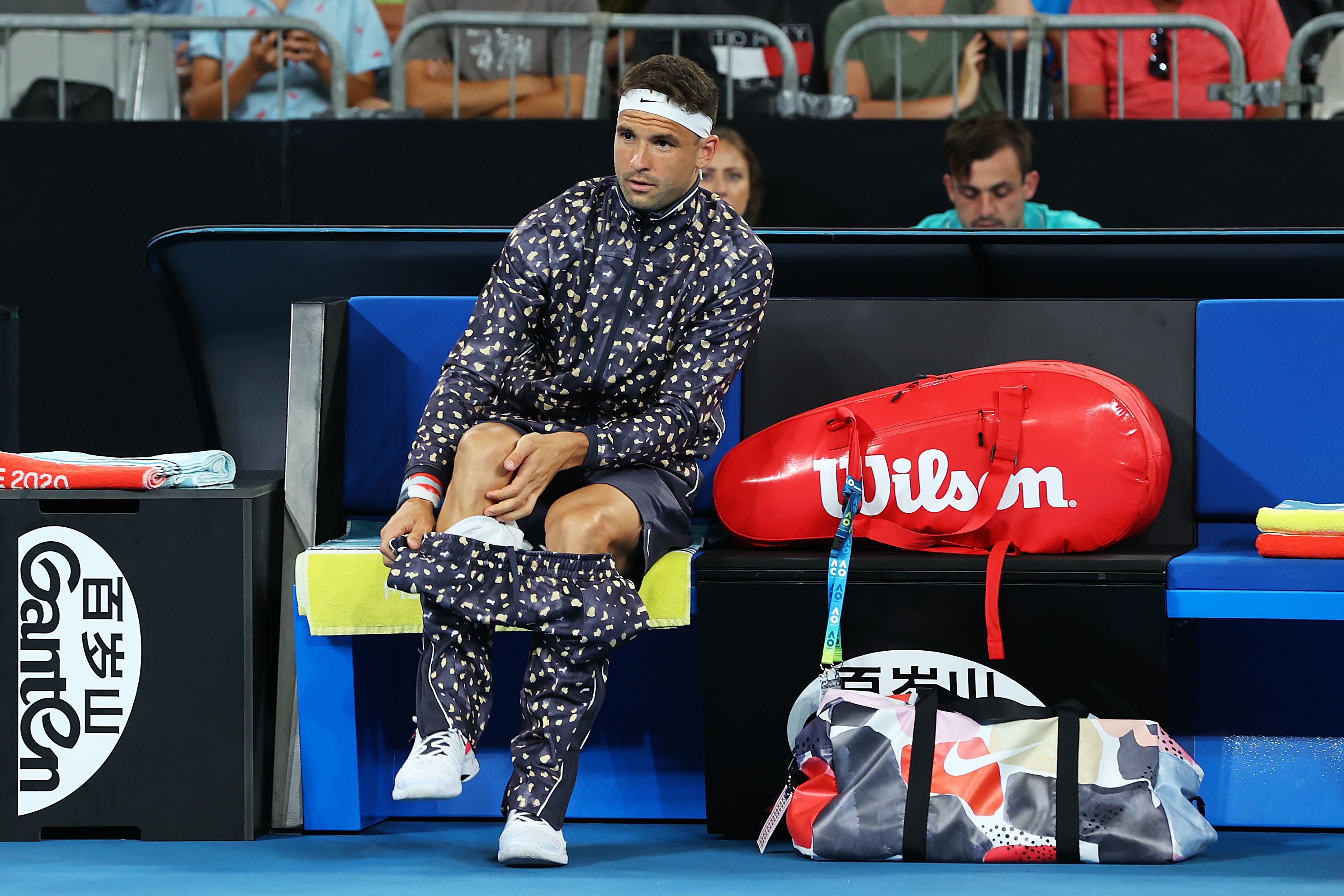 Grigor Dimitrov si toglie la tuta maculata che ha inaugurato sulla Melbourne Arena: che cosa ci sarà sotto?