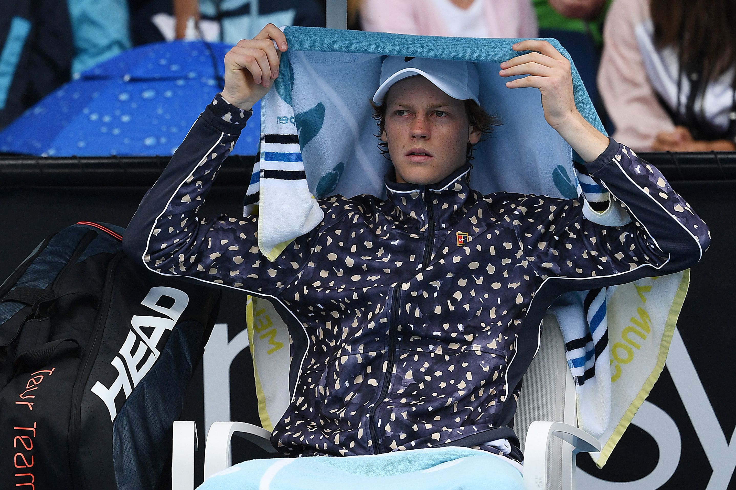 Jannik Sinner fermato a Melbourne dalla pioggia: la sua tuta è maculata come quella di Grigor Dimitrov, compagno di scuderia in fatto di abbigliamento