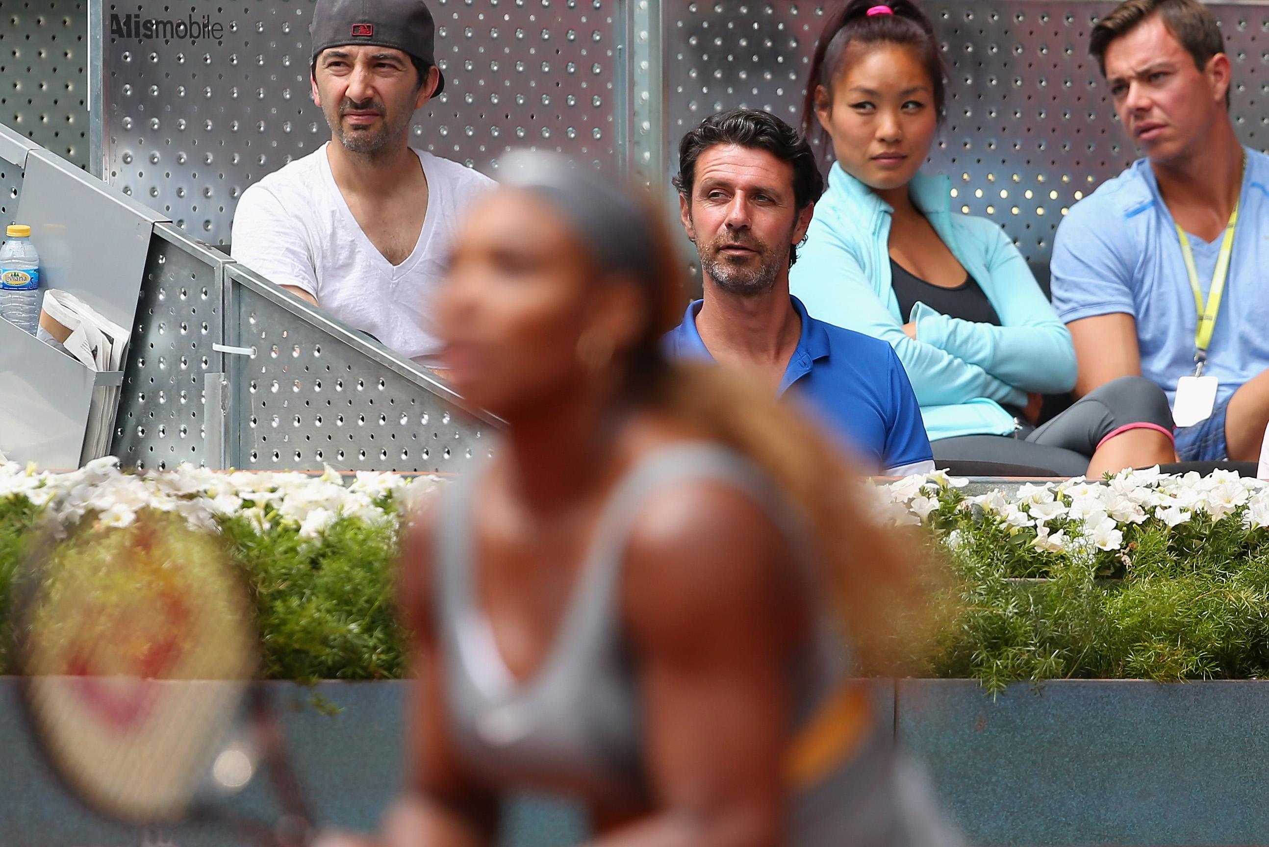 Sullo sfondo Patrick Mouratoglou sugli spalti osserva la 'sua' Serena Williams, sfocata in primo piano