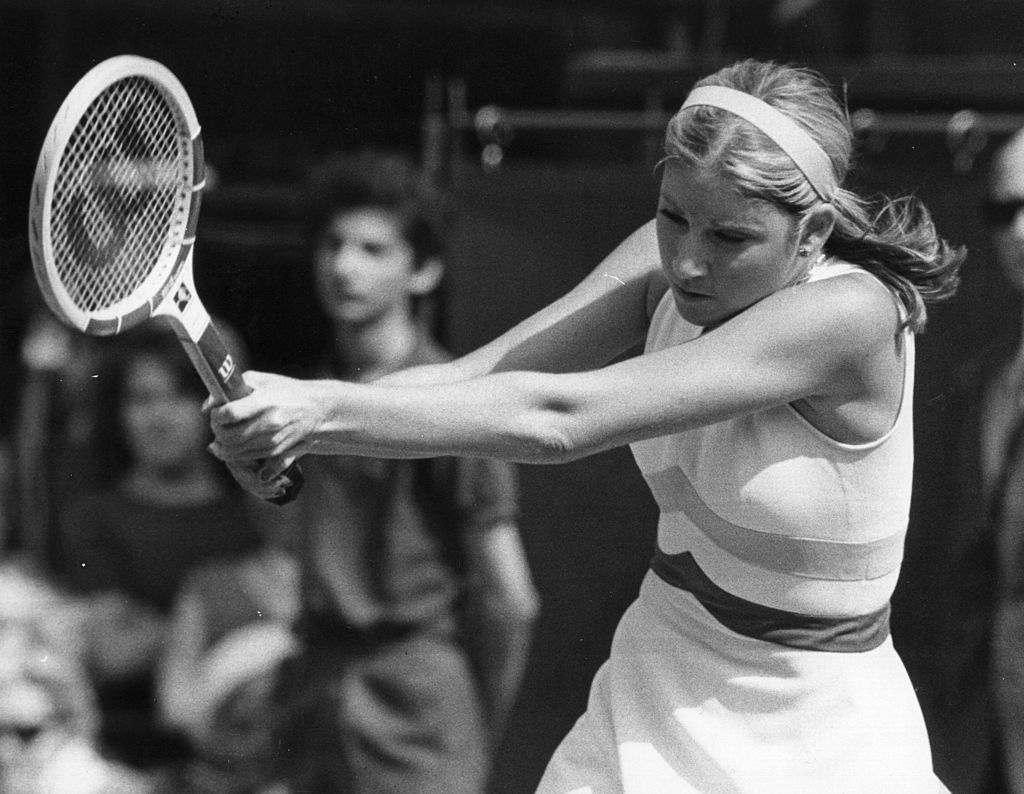 Chris Evert in un suo classico rovescio a due mani